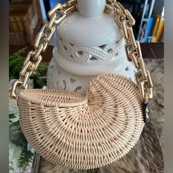 Handbags - NEW HANDMADE SHELL PURSE🌸